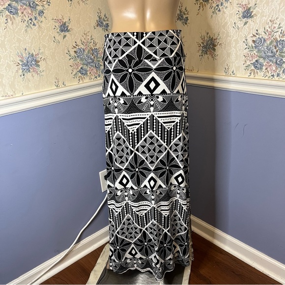 Charlotte Russe Black & White Print Maxi Skirt, Size M - Picture 5 of 10